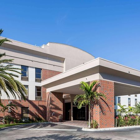 Days Inn & Suites By Wyndham Fort Myers Near Jetblue Park Exterior photo